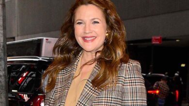 Photo of Drew Barrymore’s Monochromatic Brown Pantsuit: Flattering Pleats and Stylish Sophistication