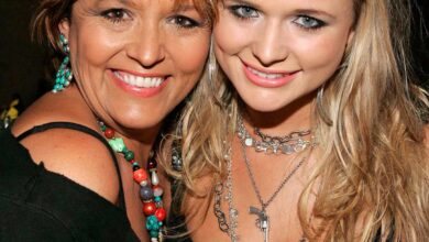 Photo of Miranda Lambert Opens Up About Her Mom Beverly’s Battle with Breast Cancer