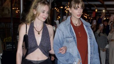 Photo of Taylor Swift Shows Off Stylish Long Denim Jacket While Walking Arm-in-Arm with Sophie Turner