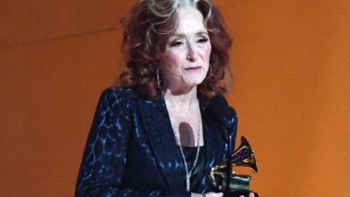 Photo of Bonnie Raitt Postpones Shows Due to Medical Situation and Surgery