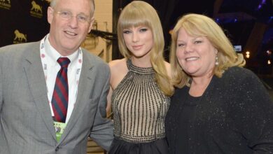 Photo of Discover the Fascinating Story of Taylor Swift’s Parents, Scott and Andrea Swift